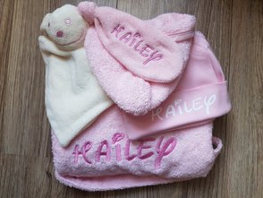Baby pakket meisje, naam borduren op een baby badjas
